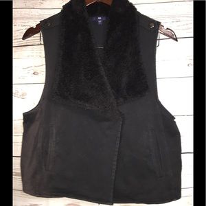GAP VEST FAUX FUR BLACK SIZE LARGE